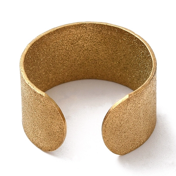 Основа для кольца, регулируемого размера, широкая, с одной петелькой, звёздная пыль, базовый материал - нержавеющая сталь, цвет приглушённое золото, 2 шт. <p>Качественная широкая основа-кафф для кольца с одной петелькой для декорирования. Ширина кольца 10 мм, внешний диаметр петельки 4 мм. Размер кольца в исходном состоянии - около 17.3 мм. Кольцо разъемное, размер можно немного отрегулировать. Поверхность кольца текстурная, напоминает покрытие "звёздная пыль", за счёт чего кольцо красиво блестит. У петельки возможно небольшое тёмное пятнышко.
Нержавеющая сталь марки 304 с покрытием золотистого цвета. Оттенок может отличаться от фотографии и в разных поставках. Цена за 2 шт.</p>