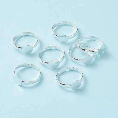 <p>Основа для кольца с платформой 8 мм, серебристого цвета. Размер регулируется. Платформа может быть без углубления по центру (не как на фотографии). Цена за 5 шт.</p><p>ВНИМАНИЕ: платформа немного смещена относительно центра, возможны небольшие неровности на платформе.</p>