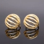 <p>Качественная корейская фурнитура класса люкс. Основы для серег-гвоздиков в форме резного полукруга со скрытой разъемной петелькой. Декоративная часть из латуни, покрыта золотом 16 карат. Гвоздик из серебра: довольно гибкий и может быть покрыт патиной. В комплекте заглушки. Оттенок может отличаться от фотографии и в разных поставках. Цена за пару.</p>