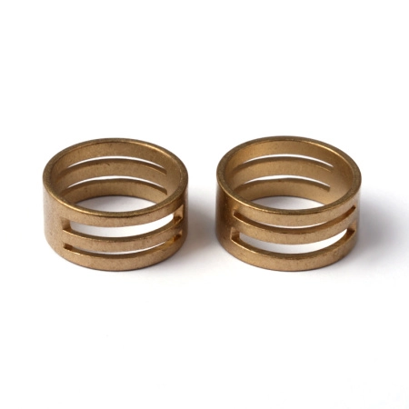 <p>
Приспособление, позволяющее быстро раскрывать и закрывать соединительные колечки. Внутренний диаметр - 17 мм. Цена за 1 штуку. 
Для работы с инструментом наденьте его на подходящий по размеру палец левой (или правой для левшей) руки. Кольцо не обязательно надевать до конца, подойдет любая фаланга пальца. Возьмите соединительное колечко в правую руку пальцами или тонкогубцами. Вставьте колечко в подходящую по размеру прорезь на инструменте таким образом, чтобы разрыв на колечке оказался над поверхностью инструмента. Потянув колечко вбок, вы с легкостью раскроете/закроете его.
</p>
<p>ВНИМАНИЕ: на покрытии возможны пятна.</p>