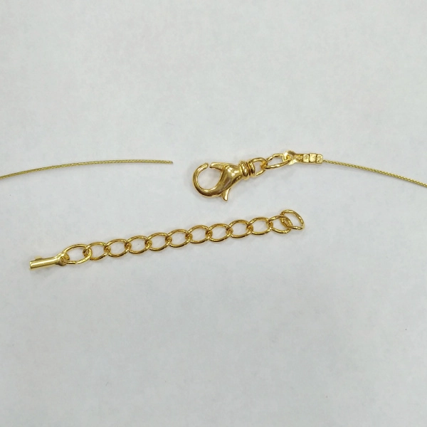 <p>Набор для сборки колье, бус или браслета длиной до 107 см. В набор входит 7-жильный ювелирный тросик японского производства толщиной 0.48мм (сталь с нейлоновым покрытием) - около 1 метра, обжимные концевики с соединительными колечками (пара), застежка-карабин с вращающимся основанием 14*7мм и удлиняющая цепочка длиной 4 см. Вся фурнитура позолоченная. Оттенок может отличаться от фотографии и в разных поставках. Цена за 1 набор.</p>