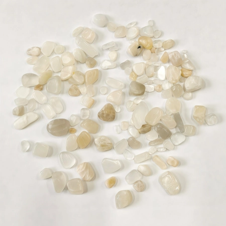 <p>Сколы из камня - натурального белого лунного камня. Без отверстий! Могут существенно отличаться по форме и размеру. Используется для декорирования украшений, шкатулок, картин и т.д. Также ее можно насыпать в стеклянную бутылочку или бижутерную сетку. Оттенок может отличаться от фотографии и в разных поставках. Цена за упаковку 20 грамм (около 60-100 шт.).</p>