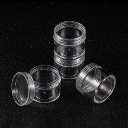 <p>Баночка для хранения бисера, бусин, мелкой фурнитуры и т.д. из качественного прозрачного пластика. Крышечка плотно завинчивается. Диаметр 3,9 см. Высота 3.3 см. На баночках возможны небольшие потертости. Цена за 1 баночку.</p>