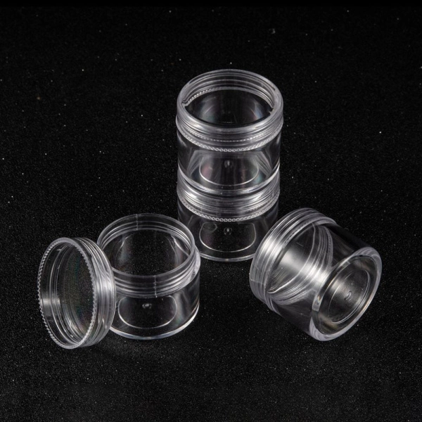 <p>Баночка для хранения бисера, бусин, мелкой фурнитуры и т.д. из качественного прозрачного пластика. Крышечка плотно завинчивается. Диаметр 3,9 см. Высота 3.3 см. На баночках возможны небольшие потертости. Цена за 1 баночку.</p>