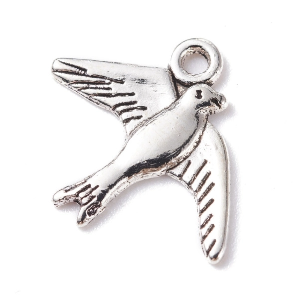 <p>Слегка выпуклая односторонняя подвеска летящая птичка (ласточка, стриж). Стиль тибетское серебро. Базовый материал - бижутерный металлический сплав, покрытие серебристое с чернением. Оттенок может отличаться от фотографии и в разных поставках. Цена за 1 шт.</p>