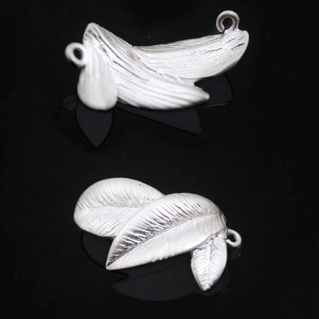 Коннектор, 20х11х3мм, Корея, Листья магнолии, со скрытой петелькой, базовый материал - латунь, матовый родий, 1 шт.