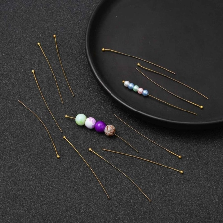 <p>Бюджетные длинные пины с шариком бронзового цвета. Длина около 6 см, диаметр пина около 0,7 мм, диаметр шарика около 1,5-2 мм. Головка на пине может быть расположена не точно по центру, пины могут быть погнуты. Оттенок может отличаться от фотографии и в разных поставках. Цена за 10 грамм (около 45 штук, фасуются без проверки на дефекты).</p>