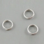 <p>Бюджетные двойные колечки цвета светлого серебра. Оттенок может отличаться от фотографии и в разных поставках. Отлично подойдут в качестве держателей для тяжелых подвесок. Толщина проволоки - около 0.6 мм, толщина двойной части - около 1.2 мм. Цена за упаковку 5 грамм (около 95 штук, фасуются без проверки на дефекты).</p>