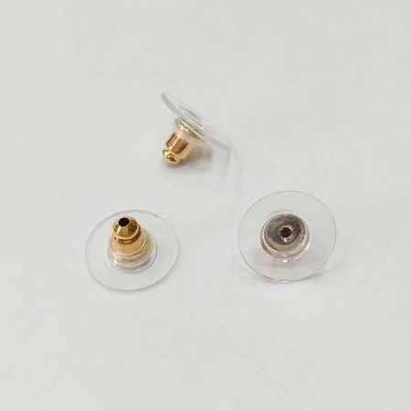 <p>Качественная корейская фурнитура класса люкс. Пластиковые застежки (заглушки) для серег-гвоздиков (пуссет) с двухцветной металлической вставкой (снаружи цвет золотистый, на платформе - стальной). Внутри застежки имеется резиновая вставка, плотно удерживающая застежку на пусете. Производство: Корея. Цена за пару.</p><p>ВНИМАНИЕ: металлическая часть двуцветная (см. фото), оттенок может отличаться от фотографии.</p>