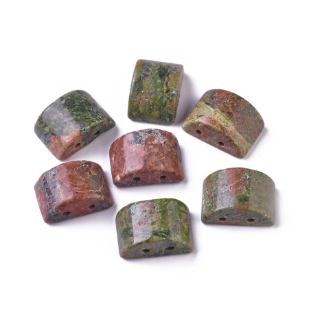 <p>Каменные бусины - разделители для двурядных браслетов или колье, натуральный унакит (юнакит, эпидозит). На бусинах имеется два поперечных отверстия (у отверстий возможны небольшие дефекты). Длина около 14.5-15.5 мм, ширина около 10-11.5 мм, толщина около 6-7 мм. Оттенок может отличаться от фотографии и в разных поставках. Цена за 2 шт.</p>