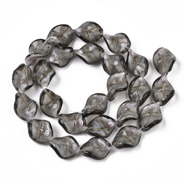 <p>Эффектная витая бусина - стеклянный листик ручной работы. Выполнена из стекла в технике лэмпворк (lampwork). На бусине изображена стилизованная розочка (круглая спираль с золотисто-медным узором). Бусины могут отличаться по форме и размеру. Оттенок может отличаться от фотографии. Цена за 5 шт.</p>