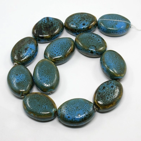 Бусина керамическая, 33х24х12мм, плоский овал, сине-зеленый с коричневыми крапинками, 2 шт. <p>
Крупная овальная керамическая бусина ручной работы. Бусина покрыта глазурью сине-зелено-коричневого цвета. Бусины могут немного отличаться по форме и размеру, рисунок на каждой бусине уникален. Диаметр отверстия - около 1.8 мм. Цена за 2 бусины.
</p>
