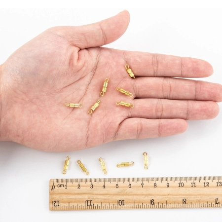 <p>Бюджетная закручивающаяся застежка в форме цилиндра с бороздками. Материал - железо с покрытием золотого цвета. Оттенок может немного отличаться от фотографии и в разных поставках. При желании петельки можно срезать кусачками и использовать застёжку без них, как застежку-концевик. Размер цилиндра без петелек - 7*3мм. Цена за 10 шт.</p>