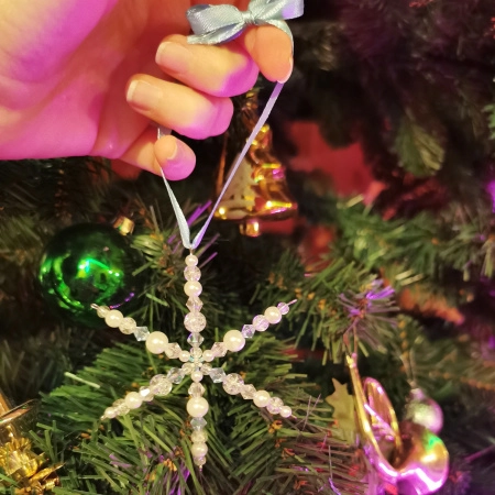 <p>Набор металлических заготовок для создания снежинок. Наденьте на проволочную основы бусины, затем сделайте на концах лучиков небольшие петельки круглогубцами. Такую снежинку можно использовать как елочное украшение, брелок или кулон. Цена за упаковку (8 заготовок).</p>