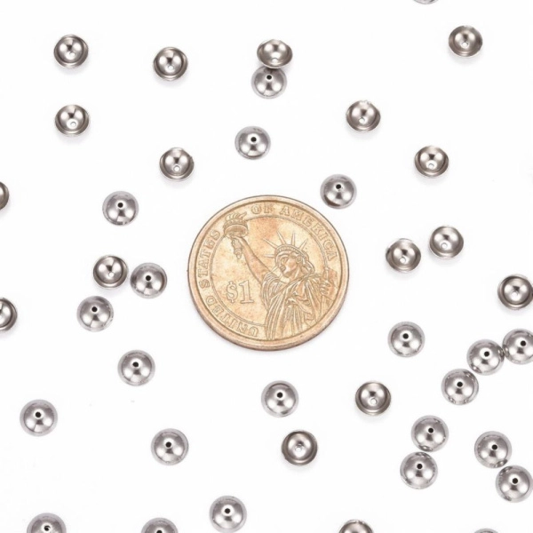 <p>Лаконичный обниматель (шапочка, чашечка) для бусин в форме выпуклого диска, гладкий. Фурнитура для бижутерии из нержавеющей стали (марка 304: используется в пищевой промышленности, не темнеет, не облезает, гипоаллергенная). Оттенок может отличаться от фотографии и в разных поставках. Размер отверстий может отличаться у разных обнимателей. Цена за 50 шт.</p>