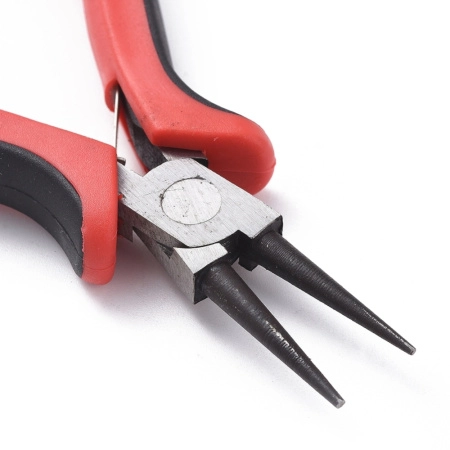 <p>Круглогубцы для изготовления украшений и работы с проволокой. Отлично подходят для создания петелек на пинах. В разных поставках могут быть красно-черного или серо-черного цвета. Нескользящие ручки очень удобной формы. Цена за 1 шт.</p>