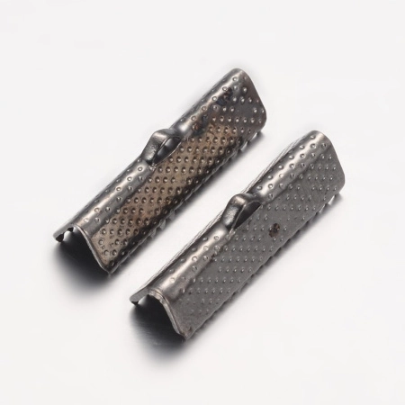 Концевики, 25х8мм (ширина 25мм), зажимы для ленты, текстурированные, базовый материал - железо, вороненая сталь, 10 грамм <p>Бюджетные концевики - зажимы для лент. На покрытии возможны пятнышки, царапинки. Оттенок может отличаться от фотографии и в разных поставках. Цена за упаковку 10 грамм (около 6 пар), фасуются без проверки на дефекты. Хорошо подходит для:<ul>
<li>ленты</li>
<li>плоского кожаного шнура</li>
</ul></p>