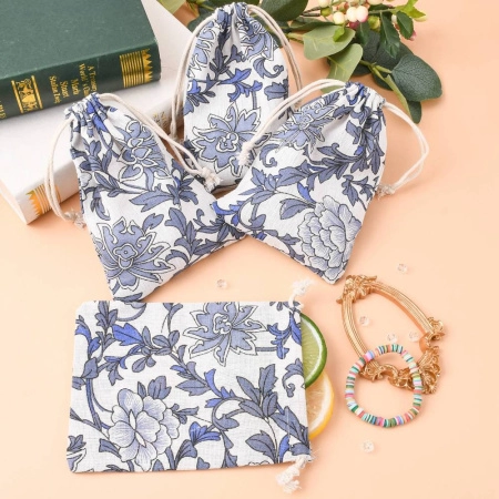 <p>Текстильный подарочный мешочек в эко-стиле, натурального цвета с растительным орнаментом (на мешочке изображены цветы, веточки и листья в серо-голубых и синих тонах). Отлично подойдет для упаковки украшений в экостиле. В мешочек вставлена веревочка льняного цвета для завязывания. Мешочки могут быть немного мятыми и слегка отличаться по форме и размеру. Оттенок может отличаться от фотографии и в разных поставках. Цена за 5 шт.</p>