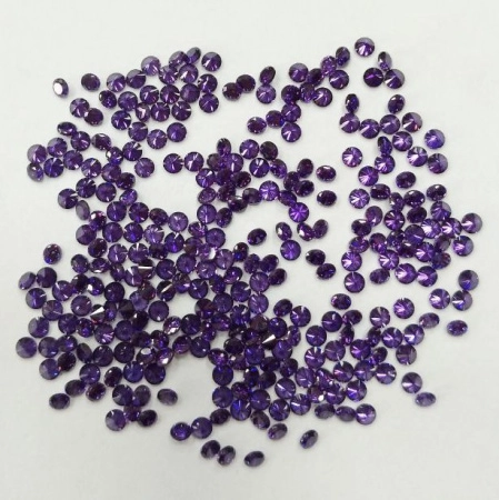 <p>Ювелирные кристаллы (стразы) из фианита (Cubic Zirconia), бриллиантовая огранка. Качество А.
Форма круглая, различные оттенки фиолетового (могут попасться как все фианиты одного цвета, так и разные). Оттенок может отличаться от фотографии и в разных поставках. Цена за 100 шт.</p>