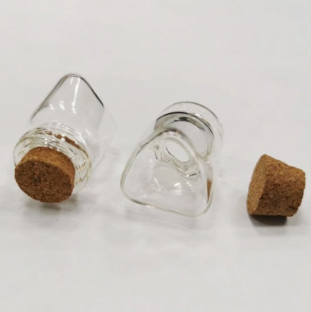 <p>Миниатюрная стеклянная бутылочка с пробкой. Дно у бутылочки треугольное, плавно переходит в круглое горлышко. Размер баночки 2.6*2.2 см, внутренний диаметр горлышка около 12 мм. Внутренний объем - 4.8 мл. Отлично подходит для кукольных миниатюр, кулонов, брелоков. Просто насыпьте в бутылочку песок или мелкий бисер, и украшение готово! На поверхности возможны мелкие царапинки и пятнышки. Цена за 1 шт.</p>