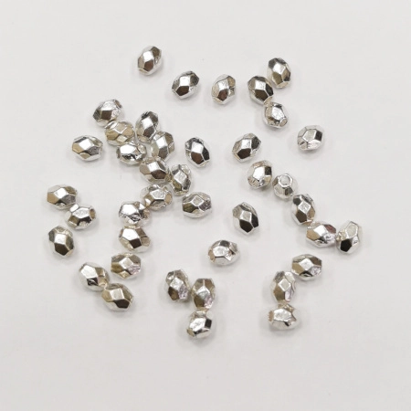<p>Металлические граненые бусинки вытянутой формы. Диаметр отверстия около 1 мм. Оттенок может отличаться от фотографии и в разных поставках. Цена за упаковку 5 грамм (около 39 штук, фасуются без проверки на дефекты).</p>