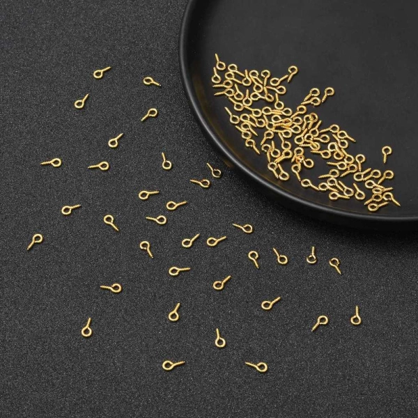 <p>Штифт вкручивающийся,покрытие золотого цвета. Общая длина 8.5 мм, диаметр петельки 4 мм, внутренний диаметр петельки 2 мм, толщина вкручиваемой части 1 мм. Оттенок может отличаться от фотографии и в разных поставках. Цена за 5 грамм (около 62 штук, фасуются без проверки на дефекты).</p>