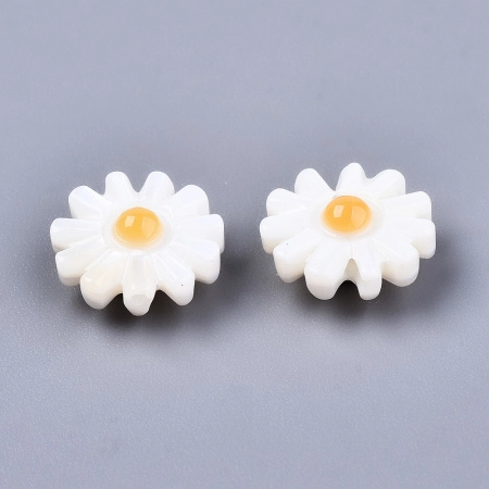 <p>
Бусина в форме плоского цветочка - стилизованной ромашки из натурального перламутра, с выпуклой окрашенной серединкой. Цвет от белоснежного до айвори, может отличаться от фотографии и в разных поставках. Цвет серединки ярко-жёлтый, серединка может быть не точно по центру. Бусины могут немного отличаться по форме и размеру. Диаметр бусины около 9-11 мм, толщина примерно 3 мм с краю и 4 мм по центру. Цена за 2 бусины.
</p>