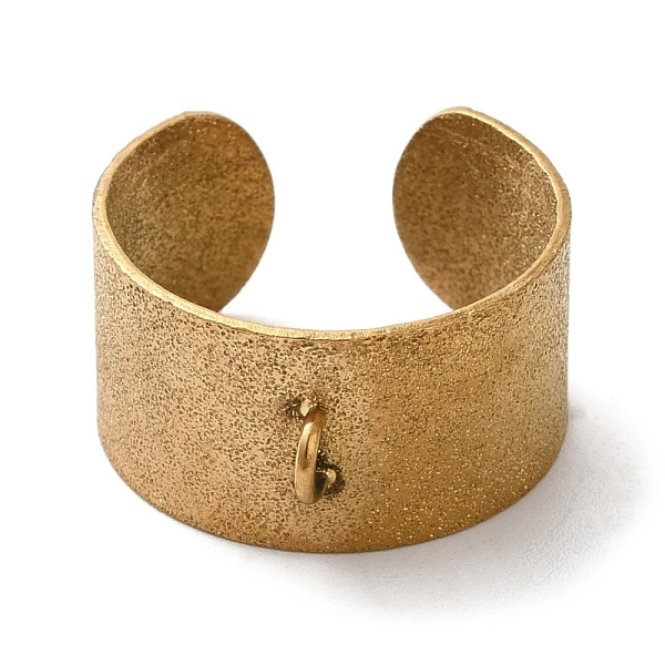 Основа для кольца, регулируемого размера, широкая, с одной петелькой, звёздная пыль, базовый материал - нержавеющая сталь, цвет приглушённое золото, 2 шт. <p>Качественная широкая основа-кафф для кольца с одной петелькой для декорирования. Ширина кольца 10 мм, внешний диаметр петельки 4 мм. Размер кольца в исходном состоянии - около 17.3 мм. Кольцо разъемное, размер можно немного отрегулировать. Поверхность кольца текстурная, напоминает покрытие "звёздная пыль", за счёт чего кольцо красиво блестит. У петельки возможно небольшое тёмное пятнышко.
Нержавеющая сталь марки 304 с покрытием золотистого цвета. Оттенок может отличаться от фотографии и в разных поставках. Цена за 2 шт.</p>