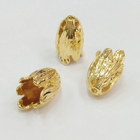 <p>Изящный конус необычного дизайна, похож на полураскрывшийся бутон цветка. Покрытие - золото 14 карат. Оттенок может немного отличаться от фотографии. Можно использовать как обниматель, концевик для кисточки или бисерных жгутов. Диаметр отверстий - 1.5 мм и примерно 7 мм. Цена за 1 шт.</p>