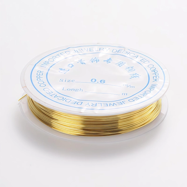 <p>Медная проволока с покрытием золотистого цвета. Оттенок может отличаться от фотографии в разных поставках. Намотка может состоять из нескольких частей. Цена за катушку около 8 метров.</p><p>ВНИМАНИЕ: на покрытии возможны пятнышки, дизайн этикетки может отличаться от фотографии.</p>