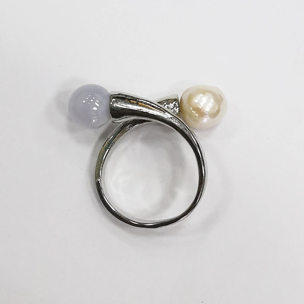 <p>Необычная эффектная основа для кольца, размер регулируется. Основа представляет собой кафф, на концах основы имеются чаши с внутренним диаметром около 4 мм и вкручивающимся штифтом диаметром около 1 мм и длиной около 5 мм. Данная основа подходит для бусин диаметром от 5мм, лучше использовать полупросверленные бусины. Цвет стальной, оттенок может отличаться от фотографии. На дополнительных фотографиях представлен пример использования с бусинами 8-9 мм. Цена за 1 шт.</p>