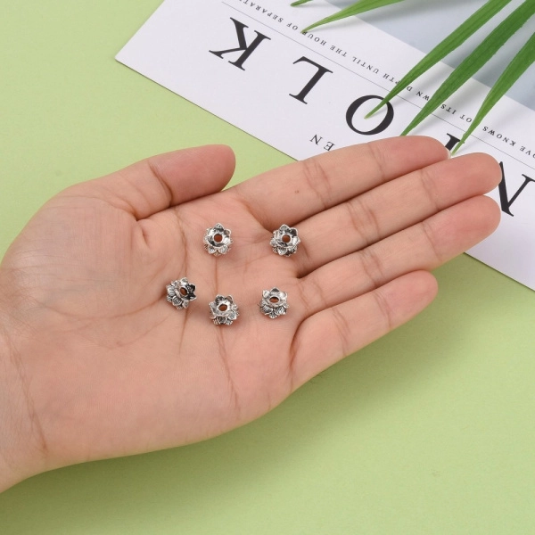 <p>Необычный двойной обниматель (сдвоенная чашечка, шапочка) для бусин в форме двух соединённых между собой цветов лотоса. Одна часть обнимателя подходит для бусин от 8 мм, вторая - от 10 мм. Эти эффектные шапочки отлично подходит для создания серег и кулонов. Базовый материал - бижутерный металлический сплав, сверху покрытие под античное серебро. Оттенок может отличаться от фотографии и в разных поставках. Цена за 30 грамм (около 35 шт, фасуются без проверки на дефекты).</p>
<p>УЦЕНКА: шапочки сделаны не очень аккуратно - виден шов, смазан рисунок.</p>