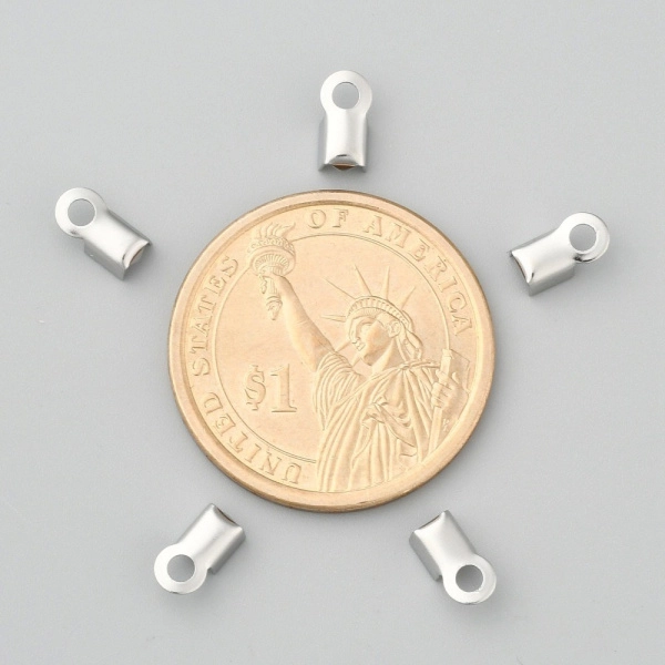 Не темнеющая фурнитура. Качественный и крепкий обжимной концевик из нержавеющей стали с внутренним размером около 3 мм (подходит также для круглых шнуров толщиной 2-2.5 мм). Цена за пару. Хорошо подходит для:
шнура
нескольких тонких шнуров
Можно использовать также для:
узкой ленты