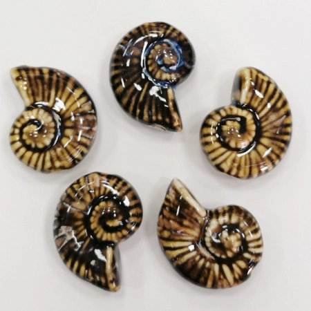 Бусина керамическая, 39х32х18мм, ракушка, коричневая с сине-голубым, 1 шт.