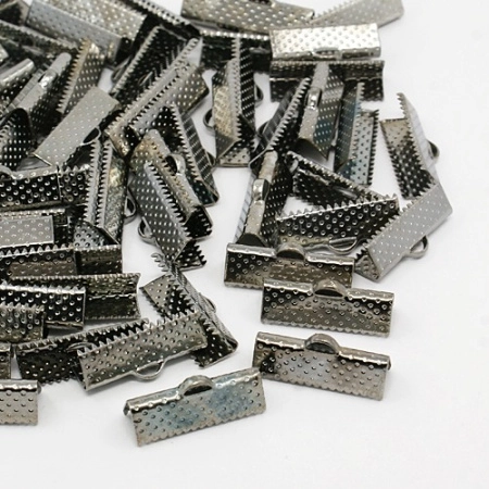 <p>Бюджетные концевики - зажимы для лент, цвет черный. На покрытии возможны пятнышки. Оттенок может отличаться от фотографии и в разных поставках. Цена за 10 грамм (около 6 пар, фасуются без проверки над дефекты). Хорошо подходит для:<ul>
<li>ленты</li>
<li>плоского кожаного шнура</li>
</ul></p>