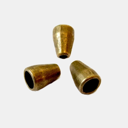 <p>Гладкий лаконичный конус бронзового цвета с небольшим чернением. Можно использовать как обниматель, концевик для кисточки или бисерных жгутов. Внутренний диаметр с одной стороны - около 5.5 мм, со второй - около 2.5 мм. На покрытии возможны небольшие неровности. Оттенок может отличаться от фотографии и в разных поставках. Цена за 1 шт.</p>