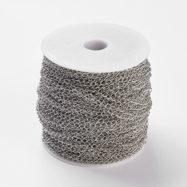 <p>Изящная витая цепочка. Звенья запаяны. Размер может немного отличаться от заявленного (под одним артикулом приходит цепочка размером от 3.5*2.5 до 4*3 мм). Оттенок может отличаться от фотографии и в разных поставках. Цена за 2 метра. При покупке нескольких метров, по возможности отрезается цельным куском.</p><p>ВНИМАНИЕ: могут попадаться звенья, слипшиеся между собой.</p>