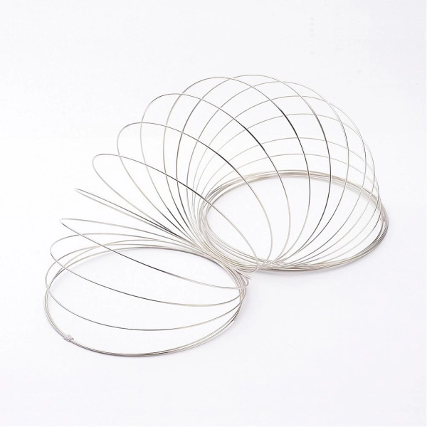 <p>Проволока подходит только для украшений, в которых будет полностью закрыта. Проволока с памятью для колье цвета темного серебра, сталь. Диаметр варьируется от до 11 до 12,5 см. . Толщина проволоки 0.6 мм.  На проволоке возможны небольшие пятнышки, неровности на покрытии. Оттенок может отличаться от фотографии и в разных поставках. Цена за 25 витков. Максимальная длина одним куском - 25 витков.</p>