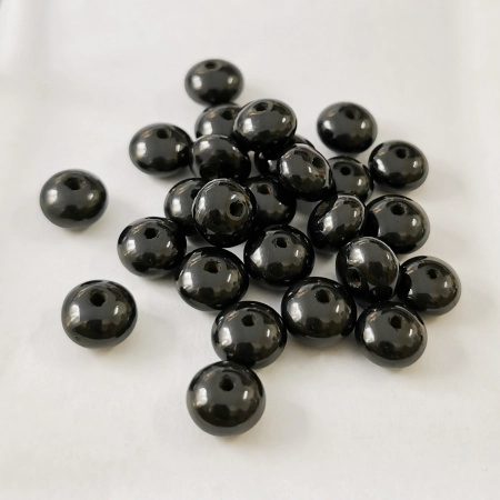 <p>Каменные бусины в форме шайбы (рондели), диаметр примерно 9-10мм, толщина 5-7 мм. Натуральный грузинский гагат (гишер). Гелатско-Ткибульское месторождение (Кутаиси). Бусины немного отличаются по форме и размеру, отверстие около 1 мм. На поверхности могут встречаться небольшие щербинки естественного происхождения, обусловленные натуральным происхождением камня. Цена за упаковку 10 штук.</p>
<p>Этот гагат добывается и обрабатывается на небольшом семейном предприятии, по старинным технологиям, бережно сохраненным до наших дней.</p>