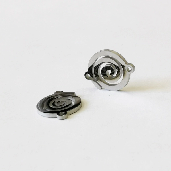 <p>Не темнеющая фурнитура для бижутерии из нержавеющей стали (не окисляется, не облезает). Соединительный элемент в форме спирали с двумя петельками. Оттенок может отличаться от фотографии и в разных поставках. На поверхности возможны небольшие царапинки и пятнышки. Цена за 5 шт.</p>