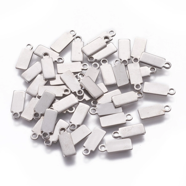 <p>Не темнеющая фурнитура из нержавейки. Гладкая плоская двусторонняя подвеска - прямоугольник из нержавеющей гипоаллергенной стали (марка 201: используется в пищевой промышленности, не окисляется, не темнеет, не облезает). Подходит для штампинга и гравировки. Отлично будет смотреться в качестве декоративной подвески на конце удлиняющей цепочки. Оттенок может отличаться от фотографии и в разных поставках. Цена за 20 шт.</p>