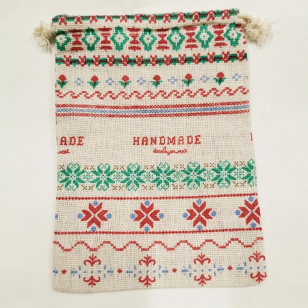 <p>Текстильный подарочный мешочек в эко-стиле, натурального цвета с орнаментом в славянском стиле. На некоторых мешочках есть надпись Handmade (переводится как ручная работа). Отлично подойдет для упаковки украшений в экостиле. В мешочек вставлена веревочка льняного цвета для завязывания. Мешочки могут быть немного мятыми и слегка отличаться по форме и размеру. Принт на мешочках может отличаться от представленного на фотографии. Цена за 2 шт.</p>