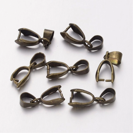 <p>Держатель для кулонов (зажимной бейл). Подходит для бусин-бриолеток (бриолетов) и других бусин и подвесок с поперечным отверстием сверху. Общая длина 20 мм, для кулонов толщиной 4-6 мм. Оттенок может отличаться от фотографии и в разных поставках. Цена за 1 шт.</p><p>ВНИМАНИЕ: неравномерный цвет покрытия, возможны пятнышки, неровности.</p>