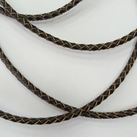 Шнур кожаный, около 2.7-3.2мм, плетеный, двухцветный, темно-коричневый с бежевым, 1 метр <p>Плетеный кожаный шнур, двуцветный. Цвет: темно-коричневый с бежевым. Оттенок может немного отличаться от фото: иногда шнур менее контрастный. Шнур очень аккуратный. Отлично подойдет для создания браслетов и украшений на шею. Выполнен из натуральной восстановленной кожи. Толщина может немного отличаться от заявленной (2.7-3.2мм). Цена за 1 метр. При покупке нескольких единиц отрезается цельным куском.</p>