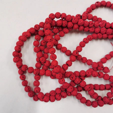 <p>
Бусины из натуральной вулканической лавы (вулканического туфа), окрашенной сверху в красный цвет. Оттенок может отличаться от фотографии и в разных поставках. Бусины матовые. Могут немного отличаться по форме и размеру. Цена за низку, около 60 бусин (низки формируются без проверки каждой бусины на дефекты).
</p>
<p>УЦЕНКА: бусины прокрашены неравномерно: серый цвет вокруг отверстий и точечно по поверхности бусины.</p>