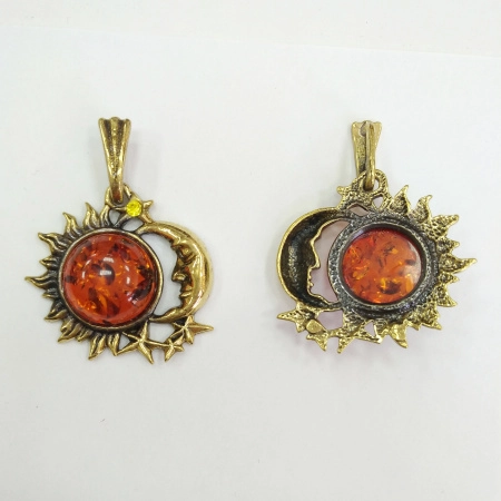 <p>Подвеска - солнце и месяц. Металлическая часть сделана из бижутерного сплава с покрытием золотистого цвета с чернением. Вставка выполнена из прессованного янтаря. Цвет стеклянного кристалла может отличаться. Цена за 1 шт.</p>