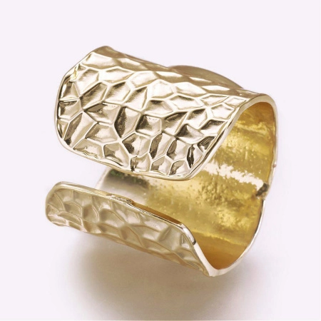 <p>Крупная, широкая, очень эффектная основа для кольца - каффа с платформой-чашей размером примерно 16*15 мм. Ширина кольца около 20 мм. Кольцо имеет текстуру, напоминающую окрас жирафа. Кольцо хорошо подойдёт под заливку эпоксидной смолой, краской, декорирования полимерной глиной и т.д. Не подходит для вклеивания кабошонов, т.к. платформа изогнута. Размер кольца можно отрегулировать (примерно от 16-го до 20-го). Оттенок может отличаться от фотографии и в разных поставках. Цена за 1 шт.</p>