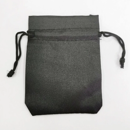 <p>Плотный непрозрачный подарочный мешочек черного цвета из искусственного атласа с шнурочком для завязывания. Мешочки могут немного отличаться по форме и размеру, могут быть сшиты немного неровно, могут торчать нитки, мешочки могут быть помяты. Оттенок может отличаться от фотографии и в разных поставках. Цена за 5 шт.</p>