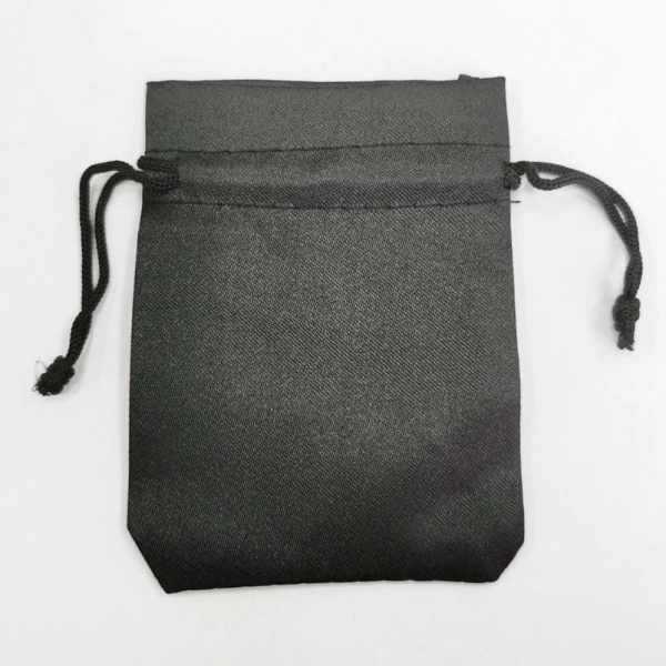 Мешочек из атласа, 8.5х7см, черный с черным шнурком, 5 шт. <p>Плотный непрозрачный подарочный мешочек черного цвета из искусственного атласа с шнурочком для завязывания. Мешочки могут немного отличаться по форме и размеру, могут быть сшиты немного неровно, могут торчать нитки, мешочки могут быть помяты. Оттенок может отличаться от фотографии и в разных поставках. Цена за 5 шт.</p>