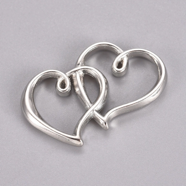 <p>Двусторонний металлический соединительный элемент в форме двух сердец. Цвет - античное серебро с чернением. Оттенок может отличаться от фотографии и в разных поставках. Цена за 5 шт.</p>